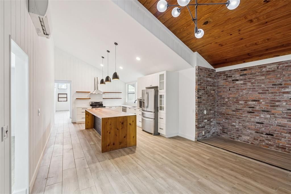 Activo con contrato: $675,000 (3 camas, 4 baños, 1984 Pies cuadrados)