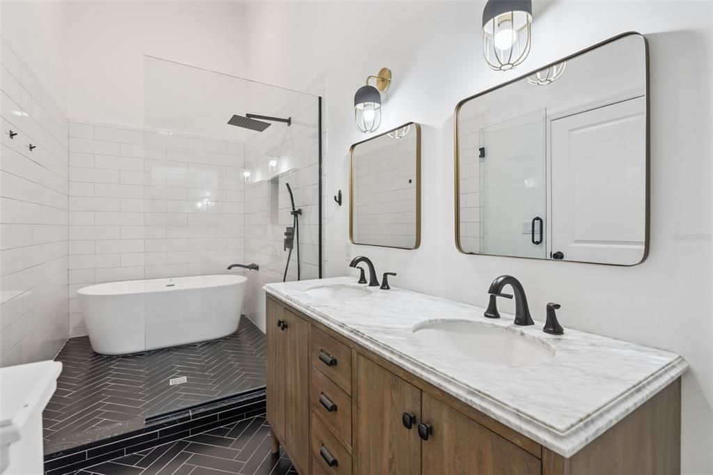 Activo con contrato: $675,000 (3 camas, 4 baños, 1984 Pies cuadrados)