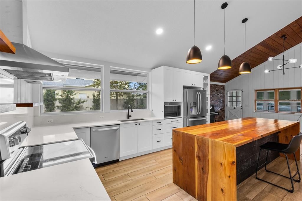 Activo con contrato: $675,000 (3 camas, 4 baños, 1984 Pies cuadrados)