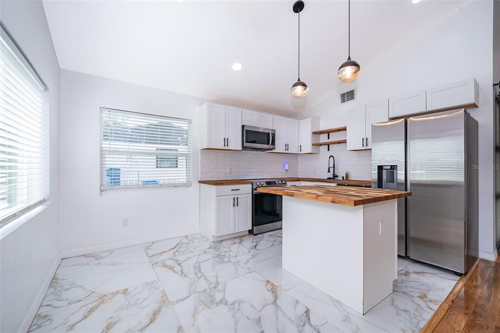 Active With Contract: $279,000 (2 beds, 1 baths, 1120 Square Feet)