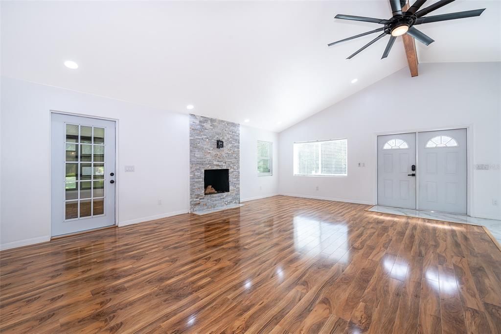 Active With Contract: $279,000 (2 beds, 1 baths, 1120 Square Feet)