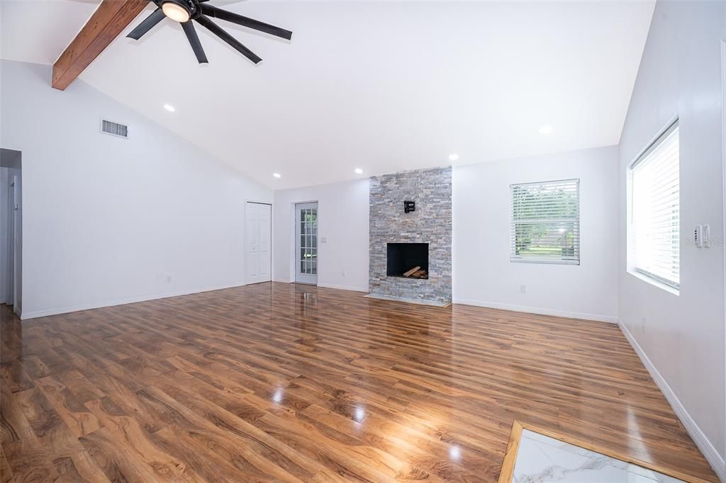 Active With Contract: $279,000 (2 beds, 1 baths, 1120 Square Feet)