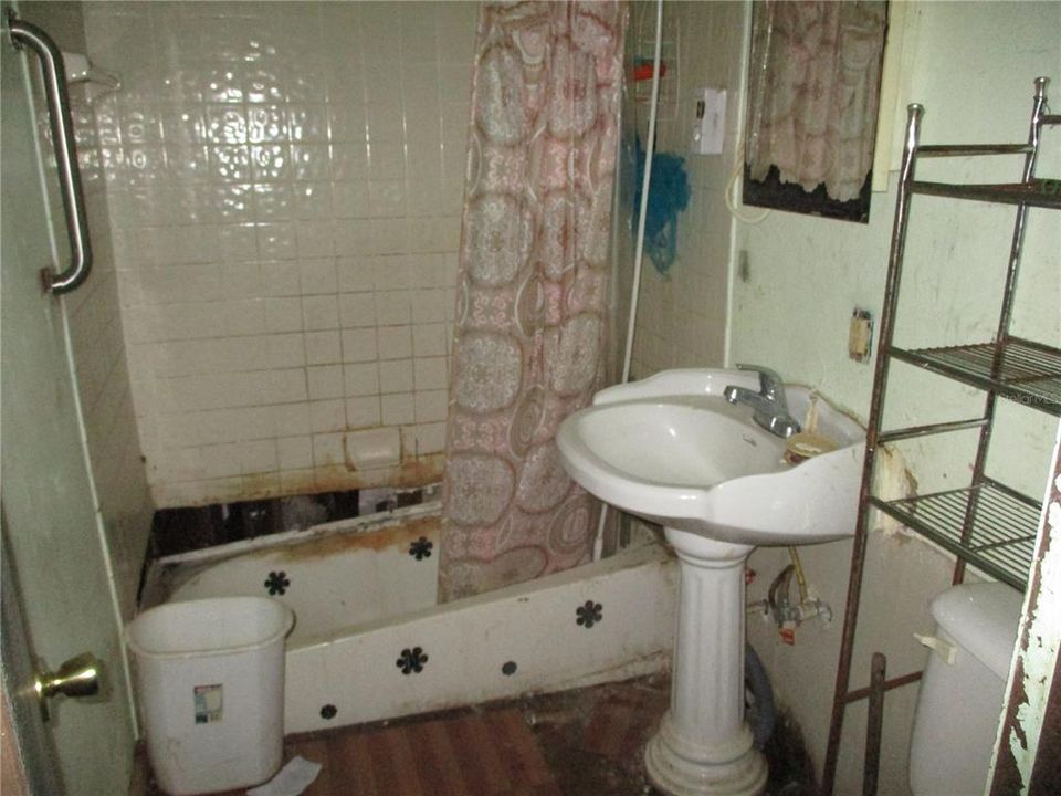 Active With Contract: $70,500 (3 beds, 2 baths, 1696 Square Feet)