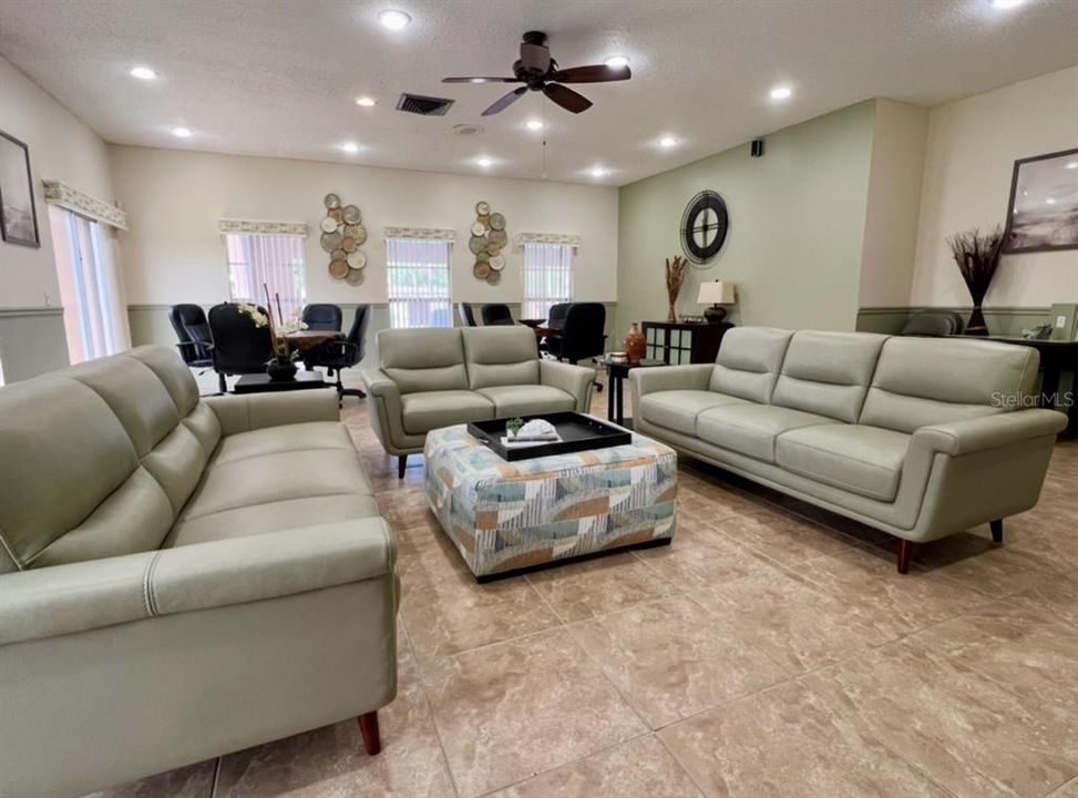 Под контрактом: $159,000 (2 спален, 1 ванн, 812 Квадратных фут)