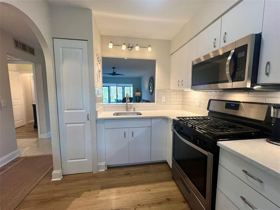 Под контрактом: $159,000 (2 спален, 1 ванн, 812 Квадратных фут)