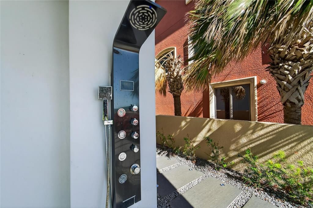 For Sale: $8,999,899 (5 beds, 5 baths, 5198 Square Feet)