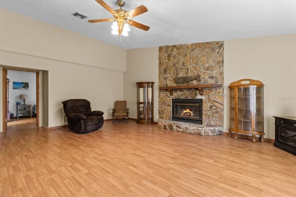 En Venta: $349,900 (3 camas, 2 baños, 2035 Pies cuadrados)