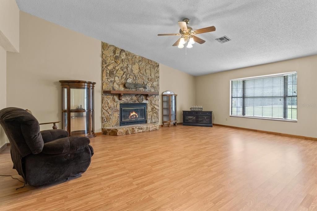 En Venta: $349,900 (3 camas, 2 baños, 2035 Pies cuadrados)