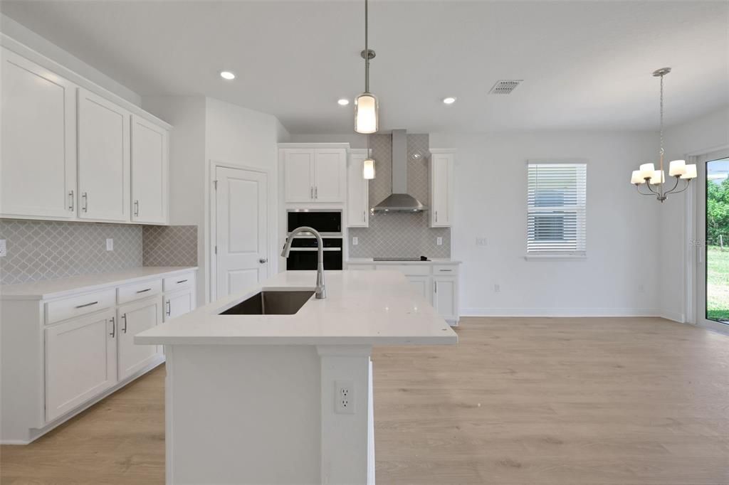 合同活跃: $559,219 (3 贝兹, 3 浴室, 2371 平方英尺)