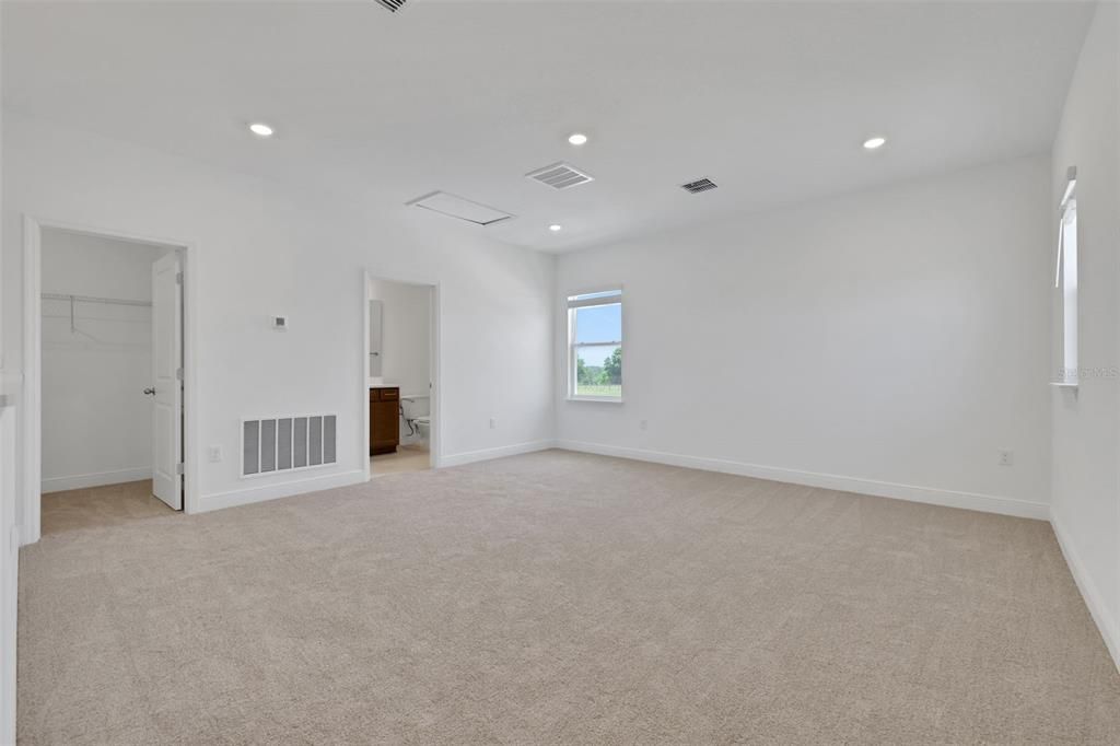 合同活跃: $559,219 (3 贝兹, 3 浴室, 2371 平方英尺)