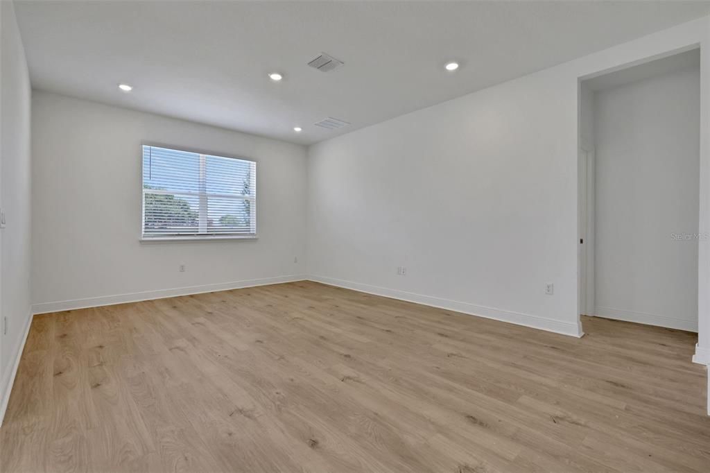 合同活跃: $559,219 (3 贝兹, 3 浴室, 2371 平方英尺)