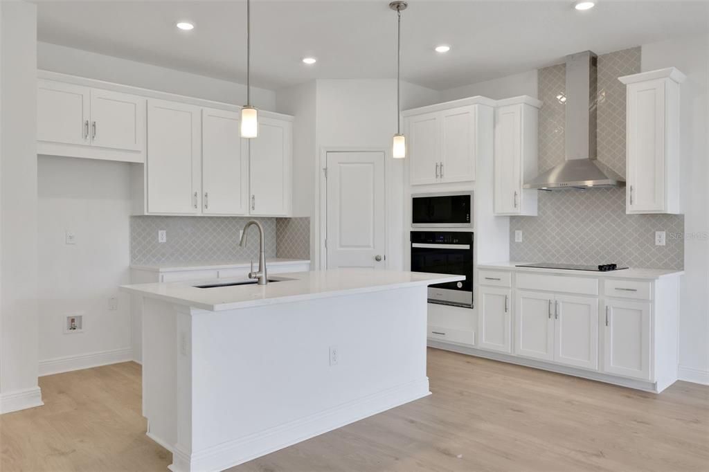 合同活跃: $559,219 (3 贝兹, 3 浴室, 2371 平方英尺)