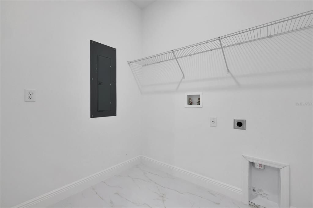 合同活跃: $559,219 (3 贝兹, 3 浴室, 2371 平方英尺)