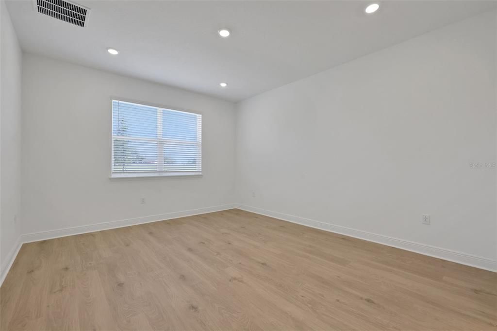 合同活跃: $559,219 (3 贝兹, 3 浴室, 2371 平方英尺)