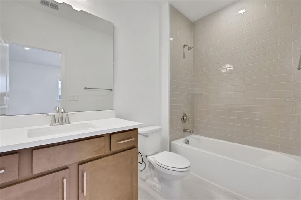 合同活跃: $559,219 (3 贝兹, 3 浴室, 2371 平方英尺)