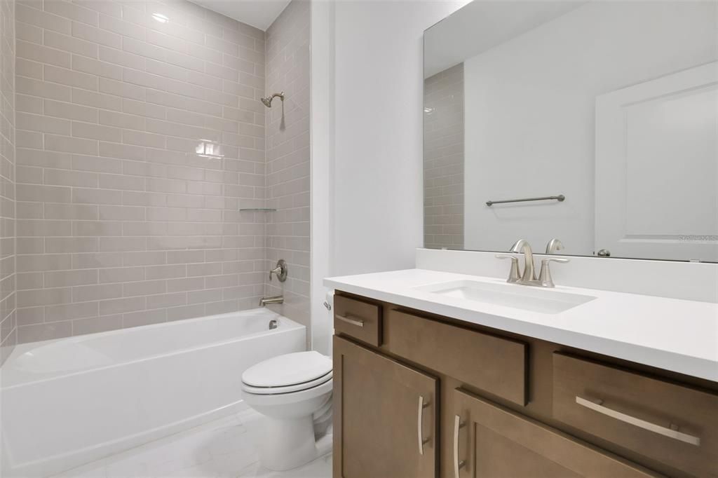 合同活跃: $559,219 (3 贝兹, 3 浴室, 2371 平方英尺)