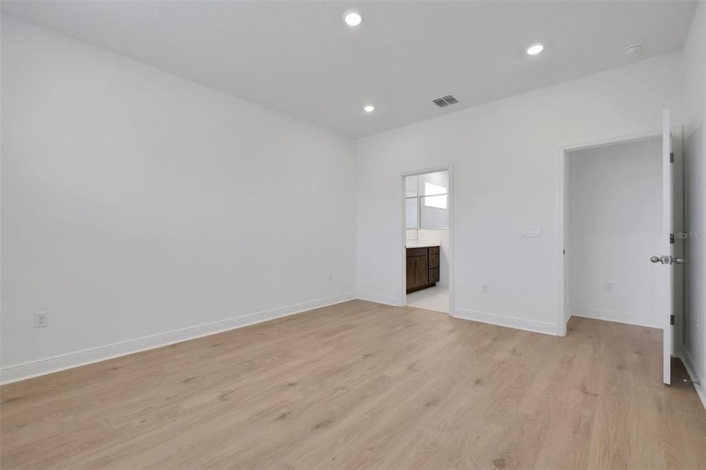 合同活跃: $559,219 (3 贝兹, 3 浴室, 2371 平方英尺)