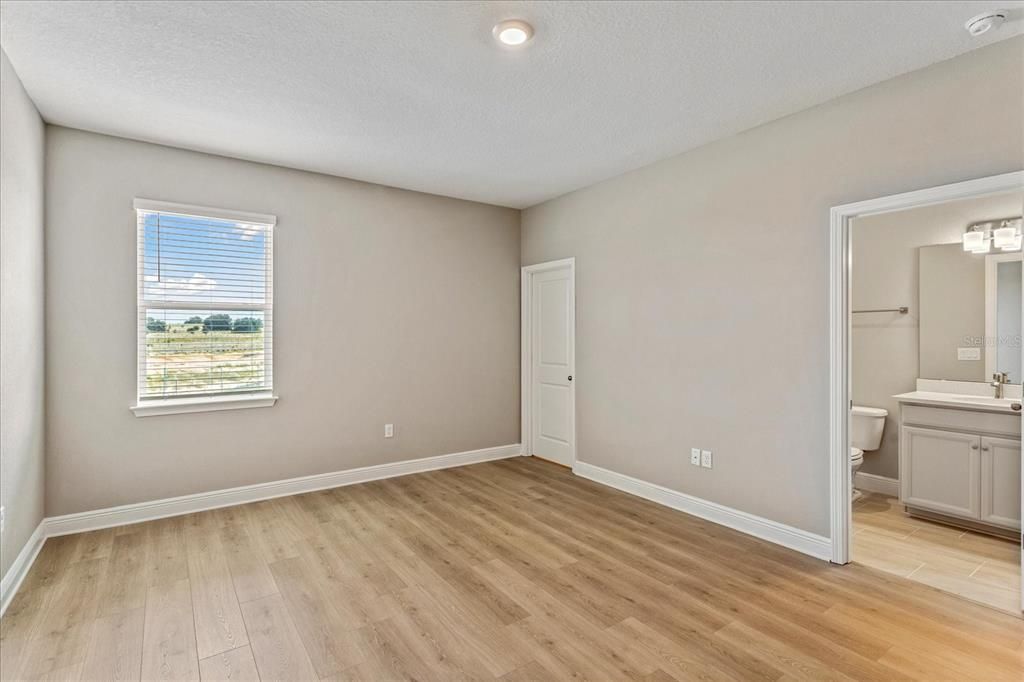 合同活跃: $1,222,124 (5 贝兹, 3 浴室, 3076 平方英尺)