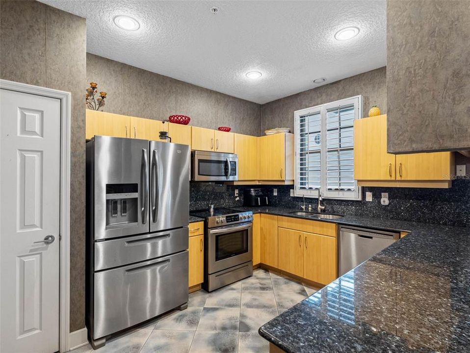 En Venta: $945,900 (3 camas, 2 baños, 2274 Pies cuadrados)