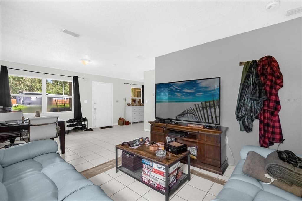 На продажу: $240,000 (3 спален, 2 ванн, 1140 Квадратных фут)