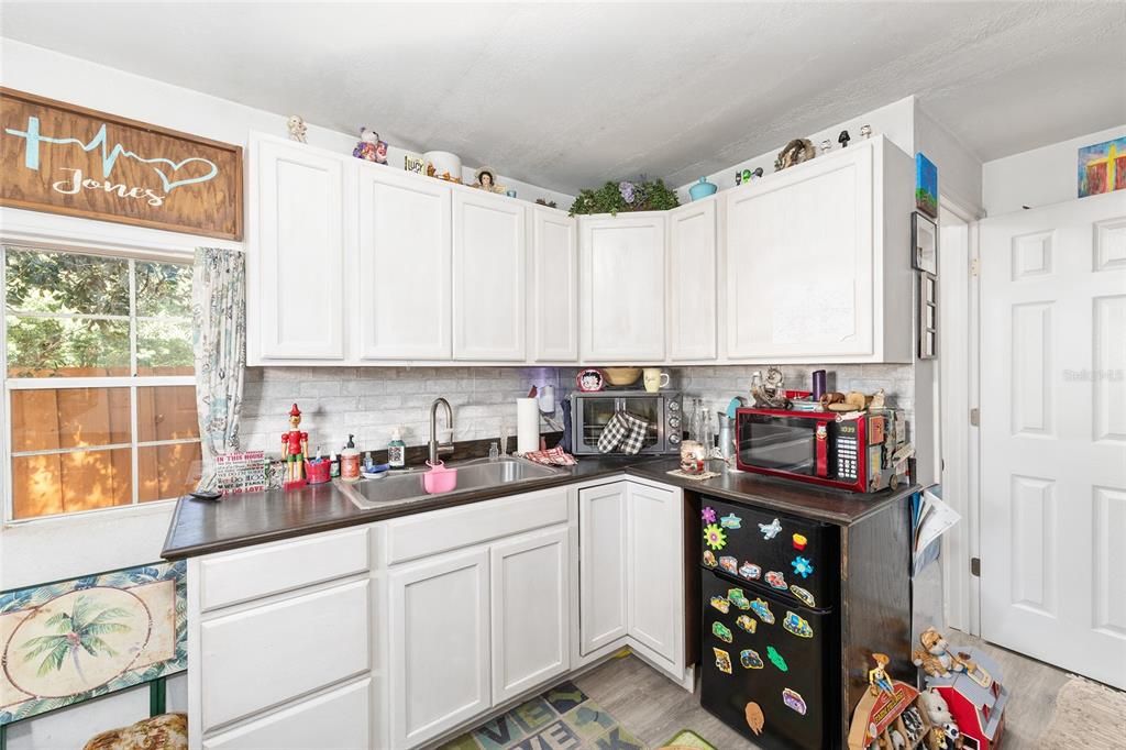 合同活跃: $211,900 (3 贝兹, 2 浴室, 1162 平方英尺)