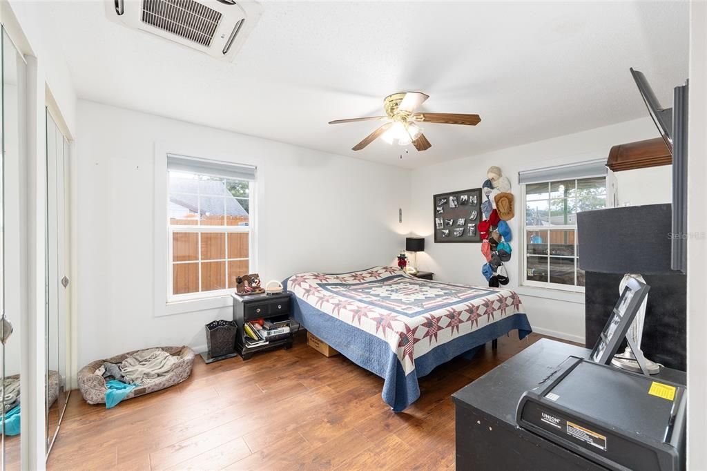 合同活跃: $211,900 (3 贝兹, 2 浴室, 1162 平方英尺)