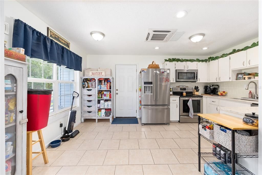 合同活跃: $211,900 (3 贝兹, 2 浴室, 1162 平方英尺)