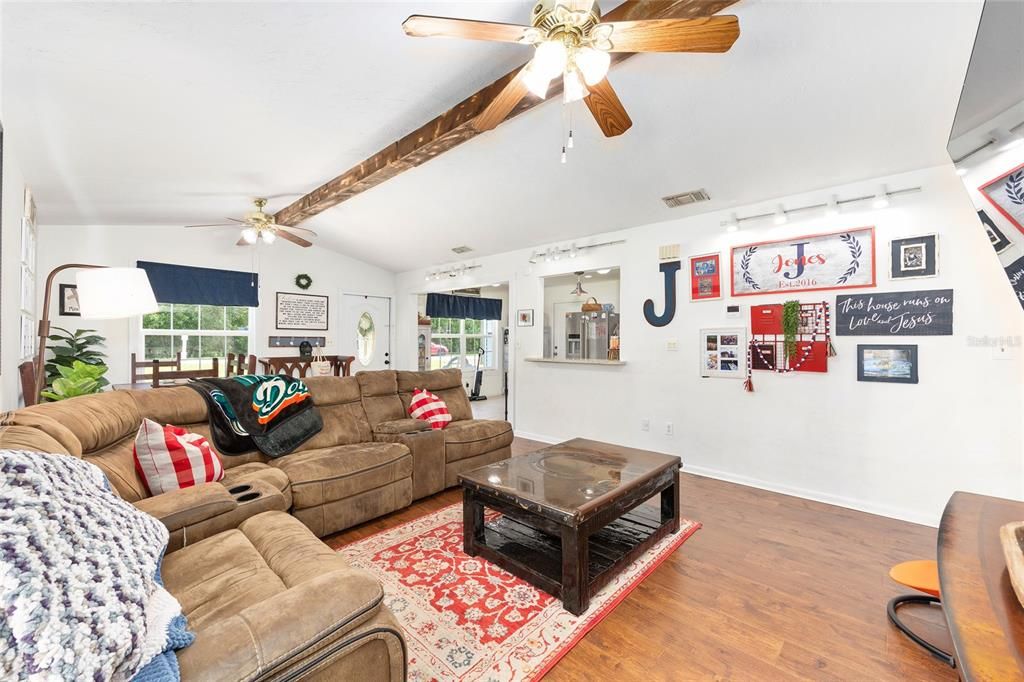 合同活跃: $211,900 (3 贝兹, 2 浴室, 1162 平方英尺)