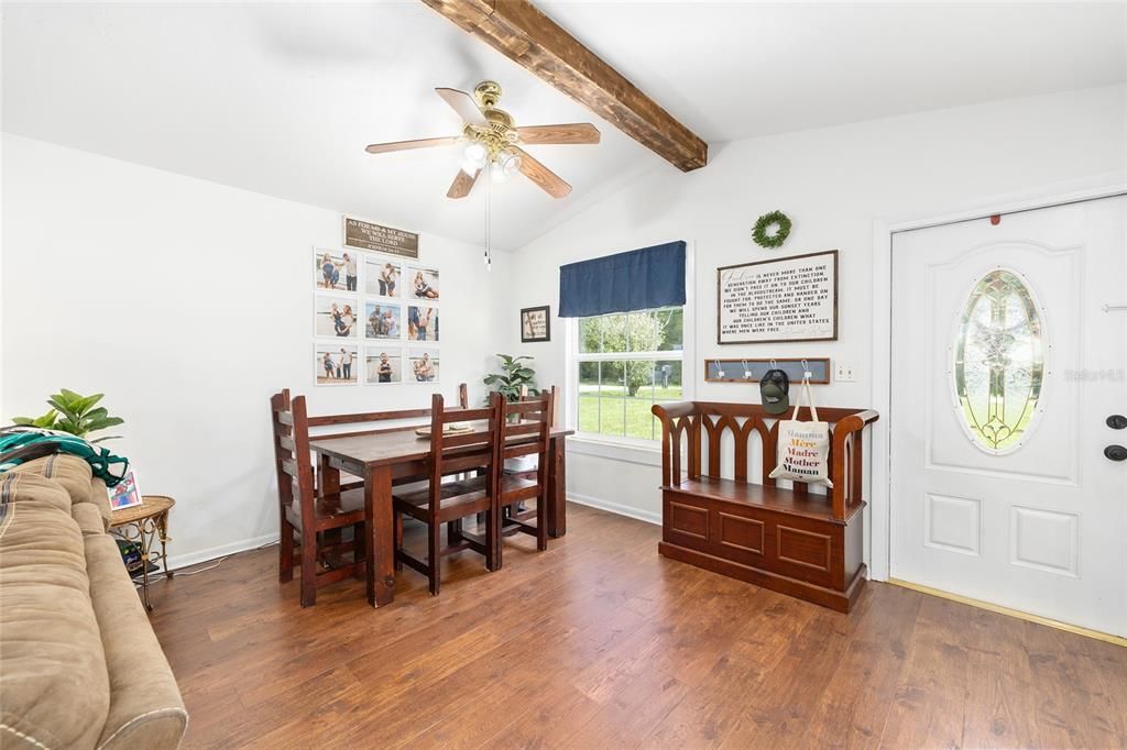 合同活跃: $211,900 (3 贝兹, 2 浴室, 1162 平方英尺)