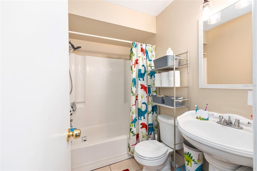 合同活跃: $211,900 (3 贝兹, 2 浴室, 1162 平方英尺)