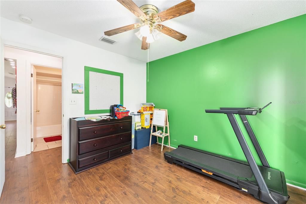 合同活跃: $211,900 (3 贝兹, 2 浴室, 1162 平方英尺)