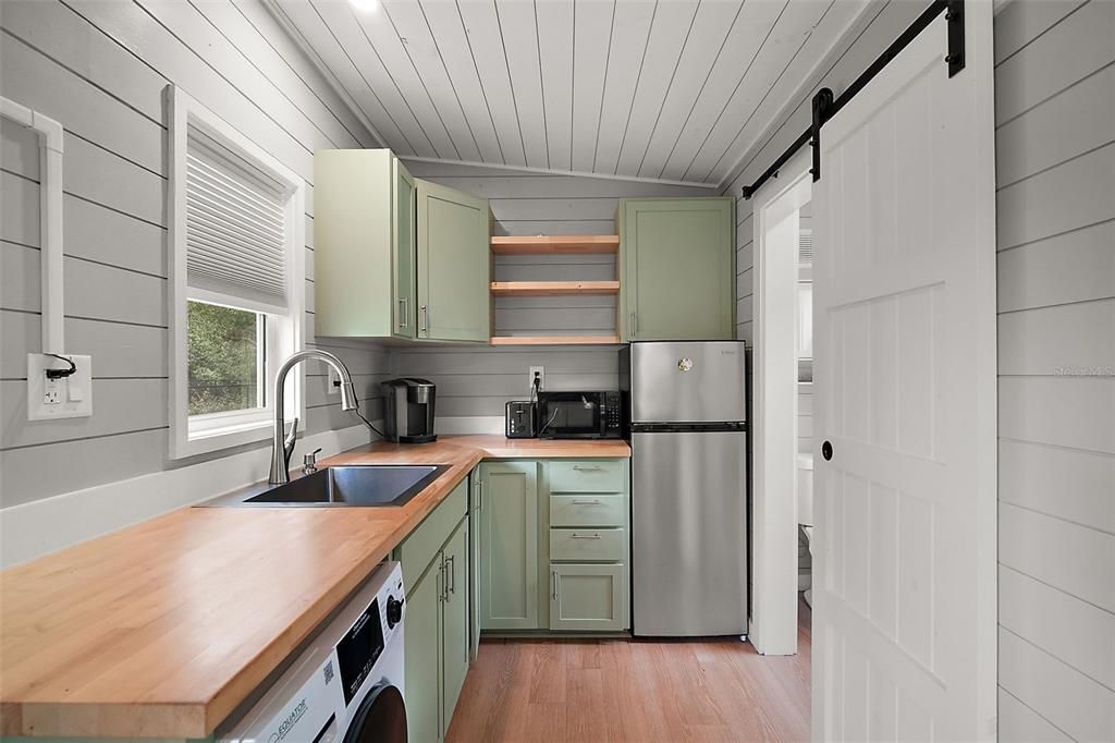 Под контрактом: $799,000 (3 спален, 2 ванн, 2117 Квадратных фут)