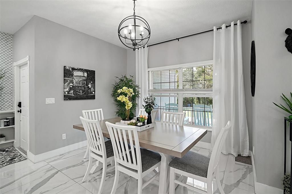 Под контрактом: $799,000 (3 спален, 2 ванн, 2117 Квадратных фут)