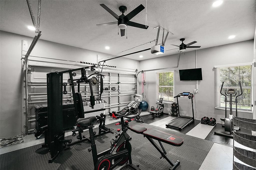 Под контрактом: $799,000 (3 спален, 2 ванн, 2117 Квадратных фут)