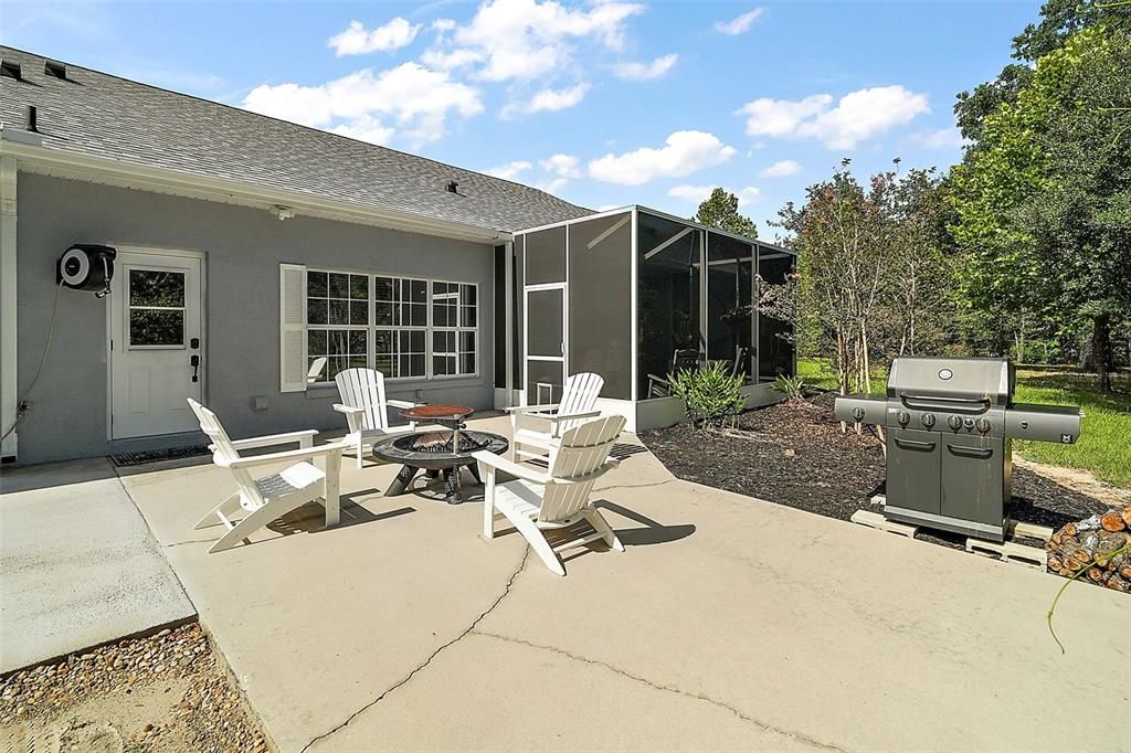 Под контрактом: $799,000 (3 спален, 2 ванн, 2117 Квадратных фут)