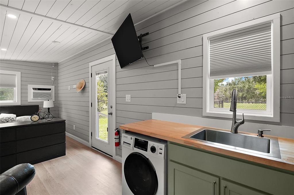 Под контрактом: $799,000 (3 спален, 2 ванн, 2117 Квадратных фут)