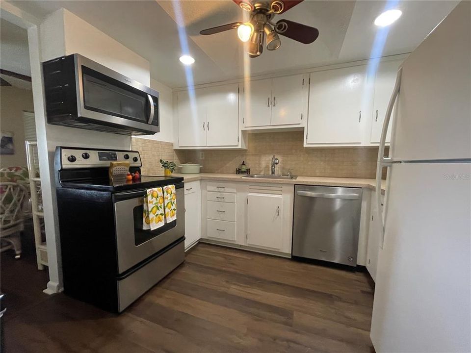 For Sale: $99,000 (1 beds, 1 baths, 756 Square Feet)