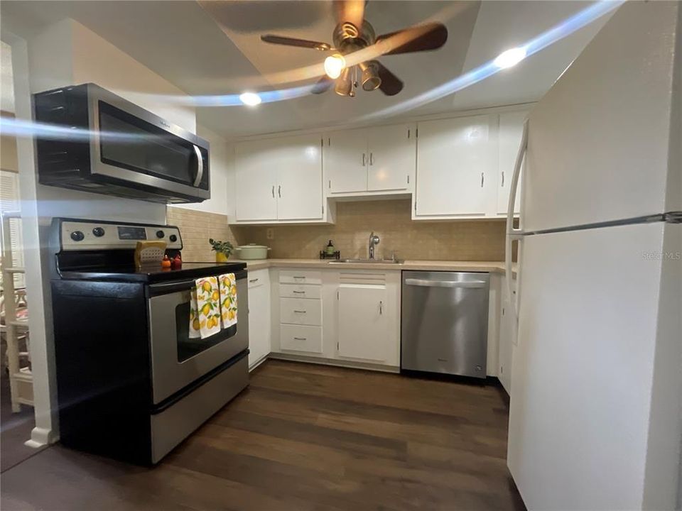 For Sale: $99,000 (1 beds, 1 baths, 756 Square Feet)