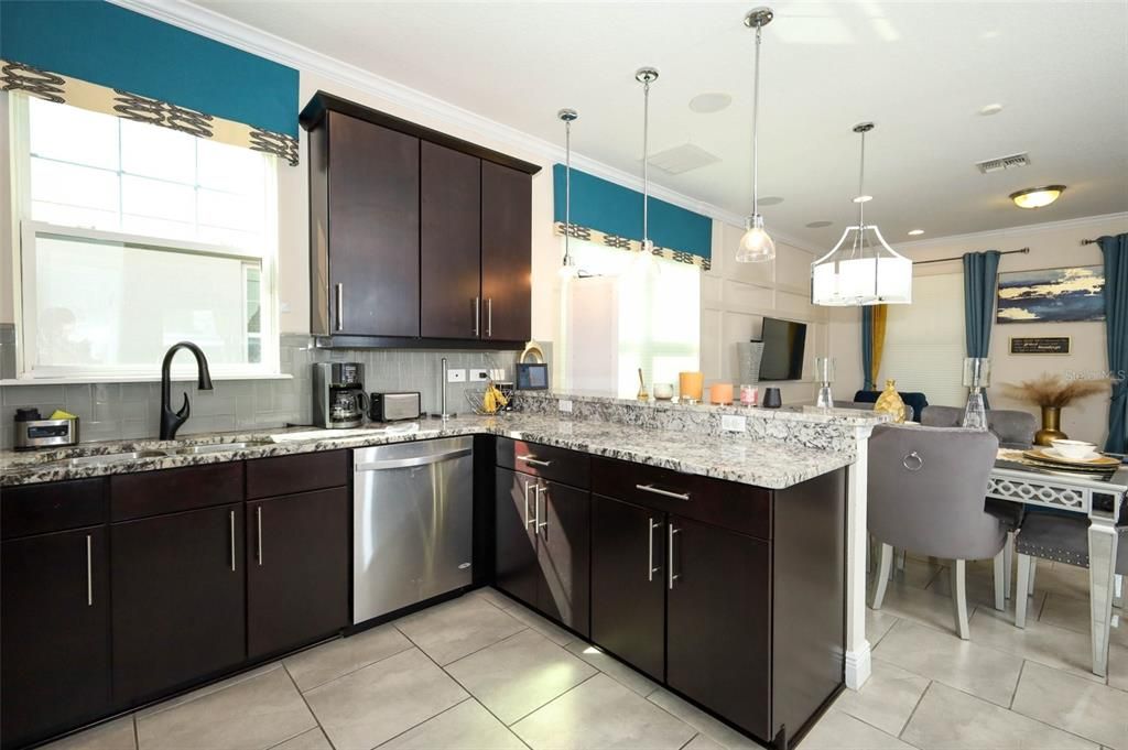 Под контрактом: $500,000 (3 спален, 2 ванн, 1826 Квадратных фут)