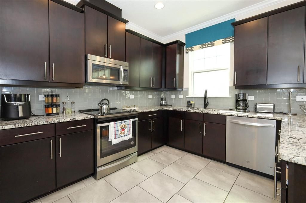 Под контрактом: $500,000 (3 спален, 2 ванн, 1826 Квадратных фут)