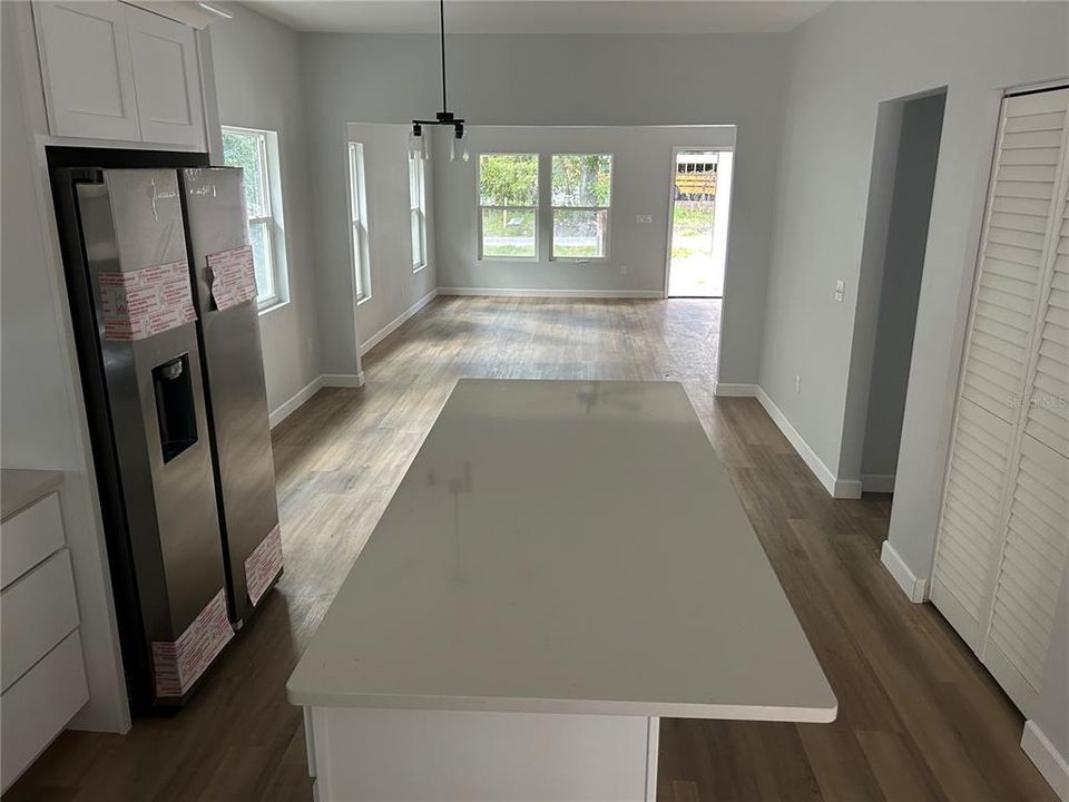 合同活跃: $298,000 (3 贝兹, 2 浴室, 1522 平方英尺)