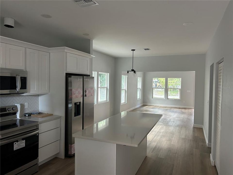 合同活跃: $298,000 (3 贝兹, 2 浴室, 1522 平方英尺)