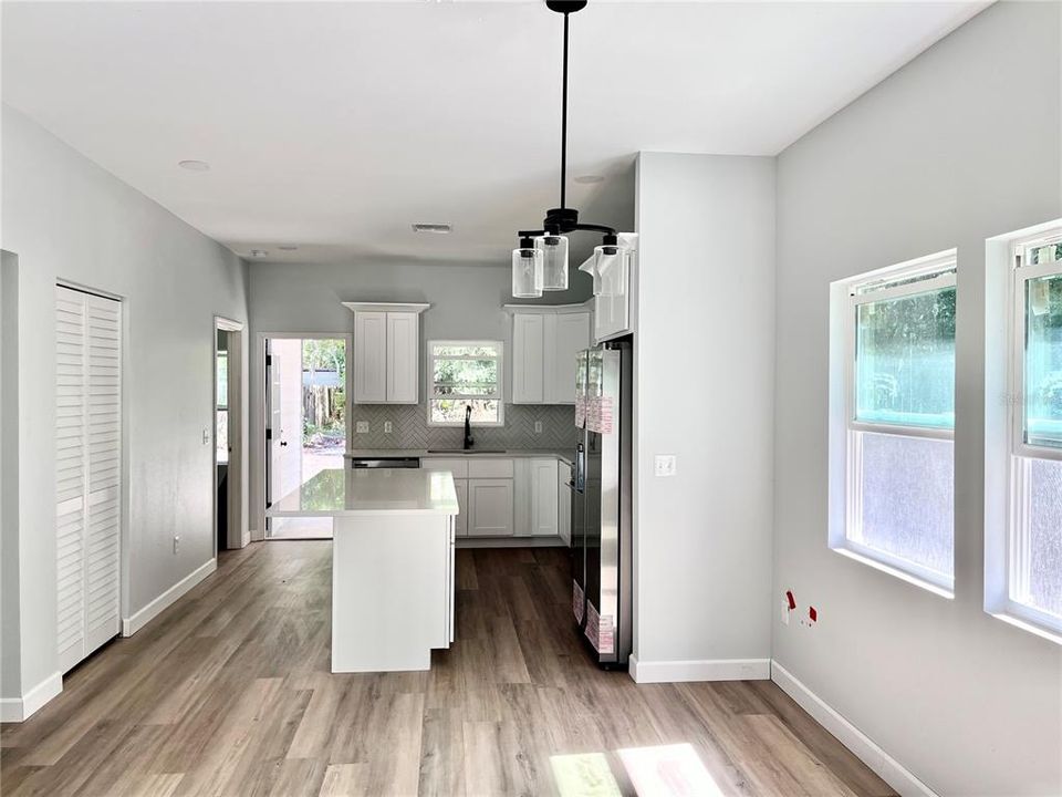 合同活跃: $298,000 (3 贝兹, 2 浴室, 1522 平方英尺)