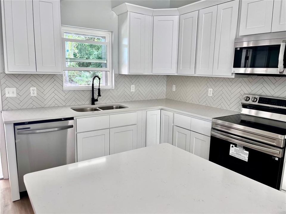 合同活跃: $298,000 (3 贝兹, 2 浴室, 1522 平方英尺)