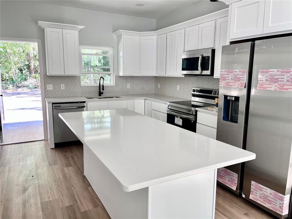 合同活跃: $298,000 (3 贝兹, 2 浴室, 1522 平方英尺)