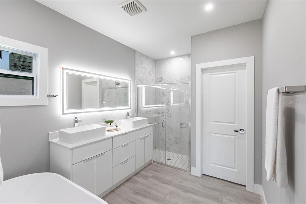 For Rent: $3,500 (5 beds, 3 baths, 2300 Square Feet)