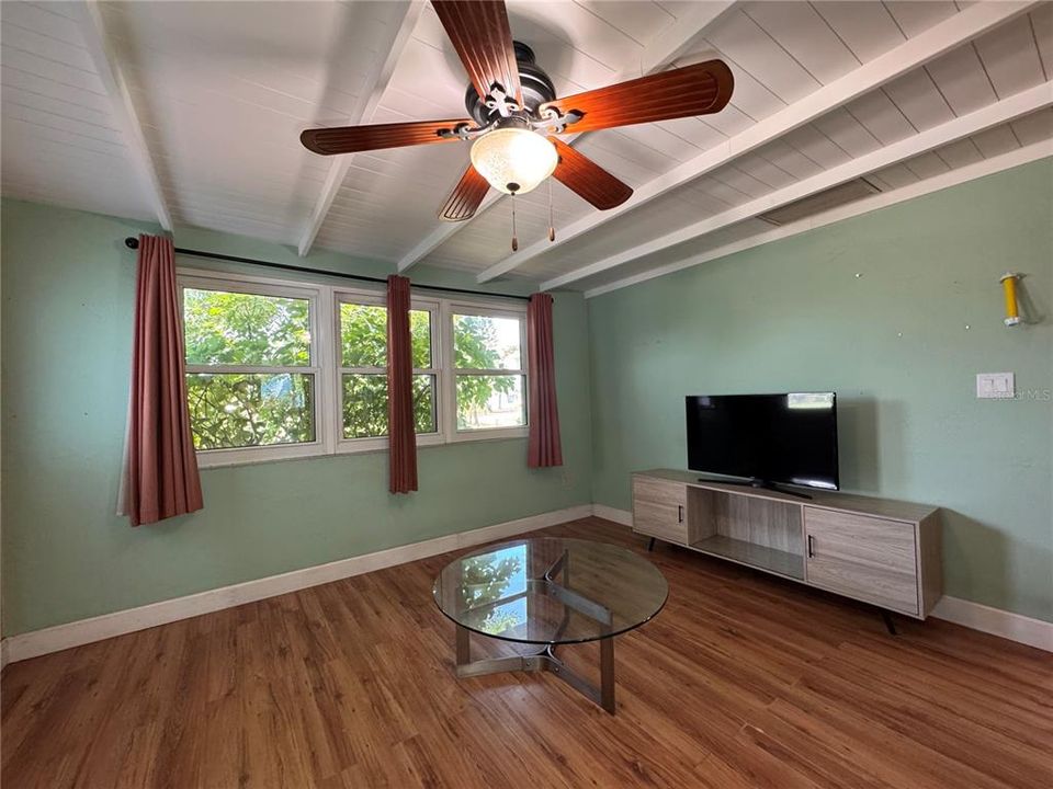 В аренду: $2,150 (2 спален, 1 ванн, 940 Квадратных фут)