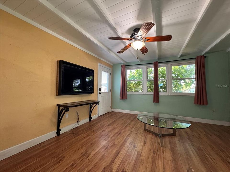 В аренду: $2,150 (2 спален, 1 ванн, 940 Квадратных фут)