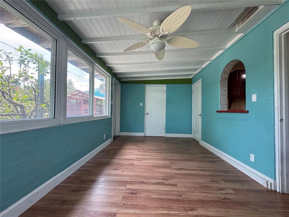 В аренду: $2,150 (2 спален, 1 ванн, 940 Квадратных фут)