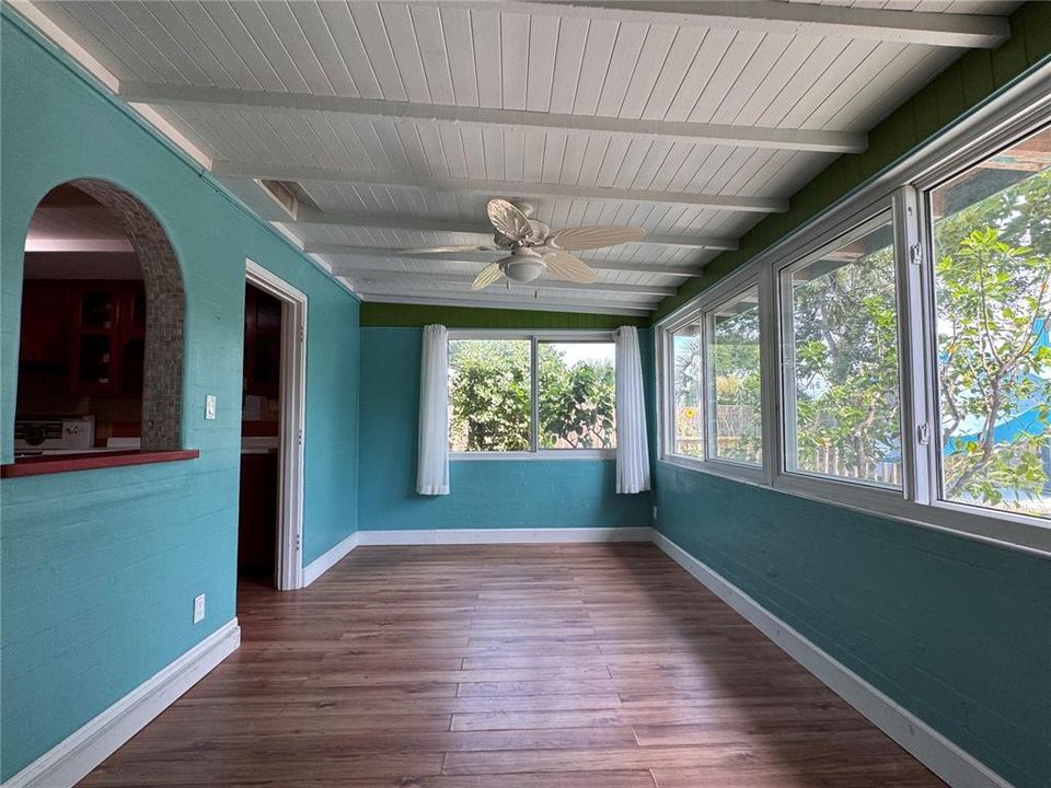 В аренду: $2,150 (2 спален, 1 ванн, 940 Квадратных фут)